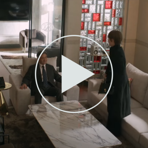 사무실을 배경으로 강일구 회장에게 작별 인사를 하는 재이.