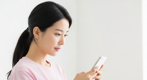 모바일로 환경보건이용권 사이트를 둘러보는 모습