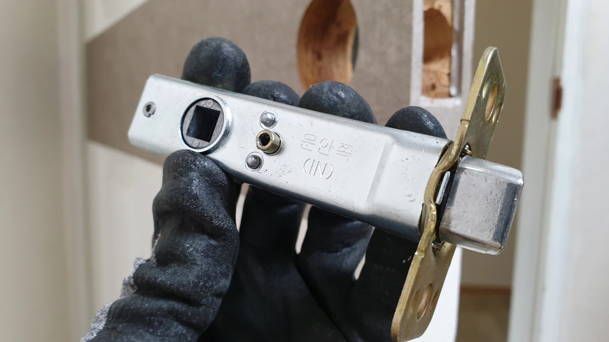 손잡이 걸쇠 부품 끼우는 방향