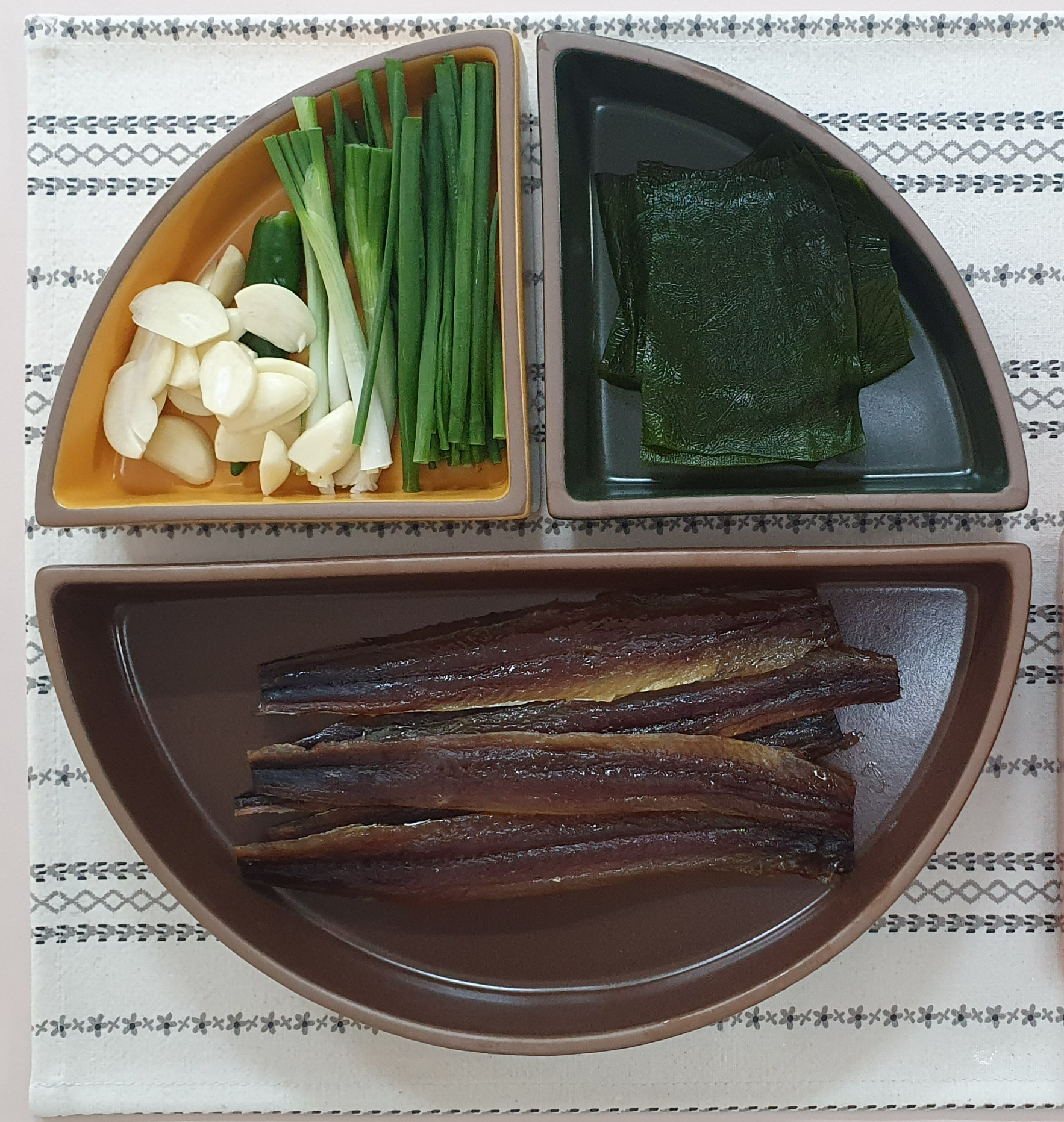 과메기-야채를-담아 놓은-레고트-접시