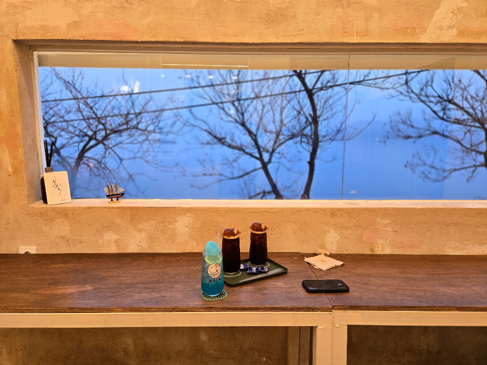 흰여울문화마을 오션뷰 카페 &ndash; 창가에서 즐기는 커피