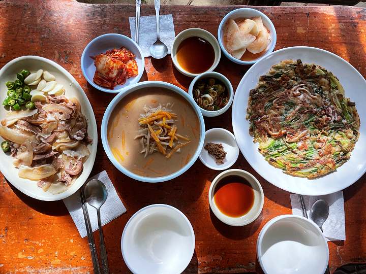 식객 허영만 백반기행 조성모 편 곡물 칼국수 발반죽 우리밀 손칼국수 소머리수육 해물파전 경주 맛집 소개