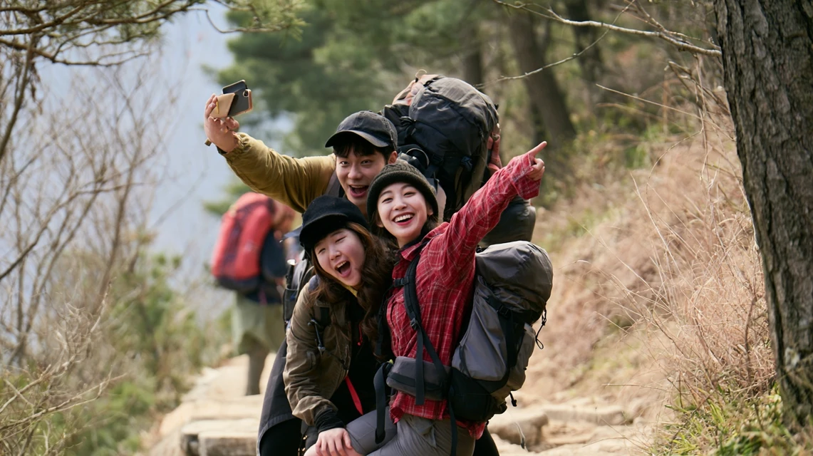 산행 후 뒤풀이에서 즐겁게 대화하는 모임원들