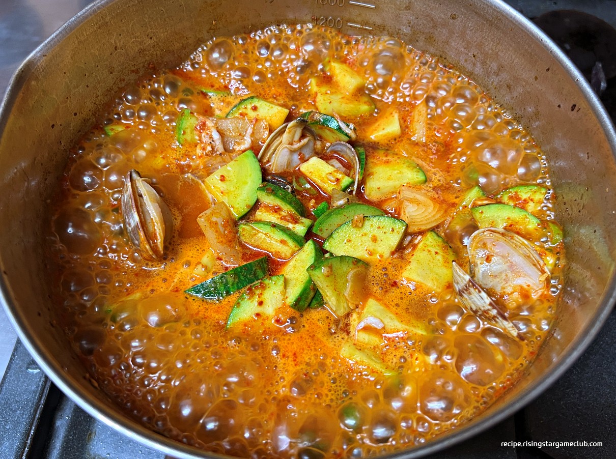 순두부 찌개의 국물이 끓고 있는 사진