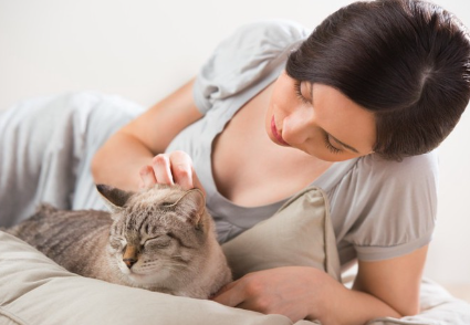 고양이를 보는 여자.