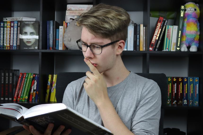 집중적으로 공부하는 학생