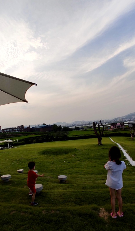 신나서 뛰어다니는 아이들