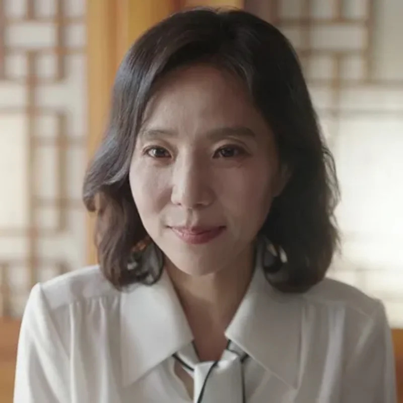 어느 실내를 배경으로 흰 셔츠를 입고 미소를 짓고 있는 소용없어 거짓말의 정연미