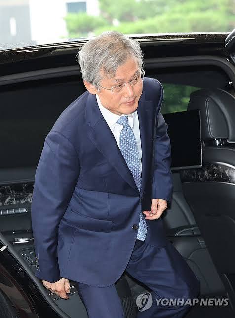 출근하는 조희대 대법원장