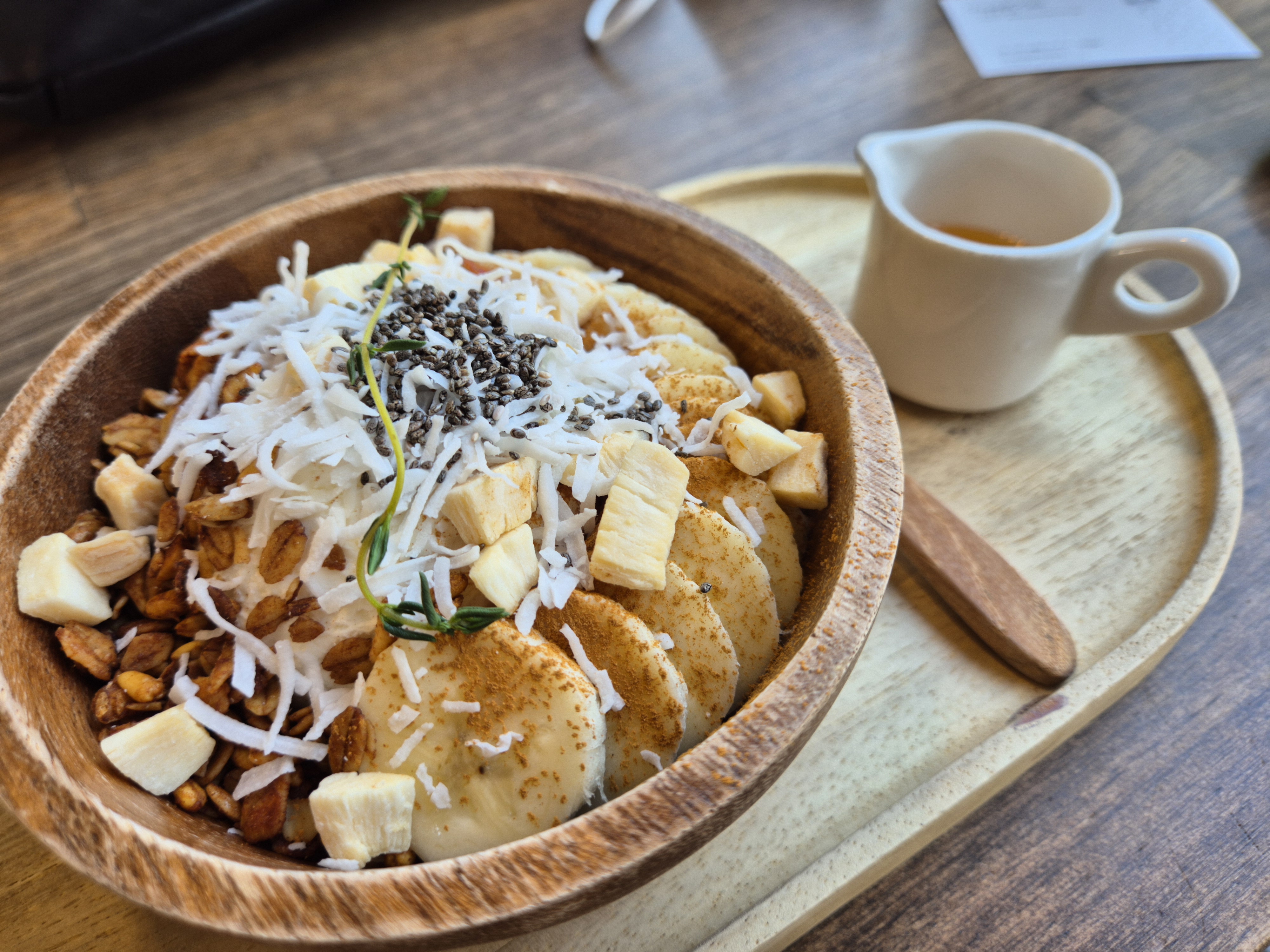 꿀과 함께 나온 바나앤코코넛