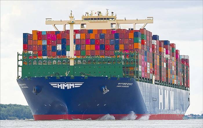 국내 최대 해운사 HMM이 SK해운 주요 사업부를 인수하면서 배경에 관심이 쏠린다. 사진은 HMM 선박.