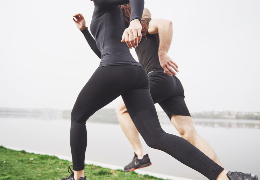 러닝하는 남여 뒷모습