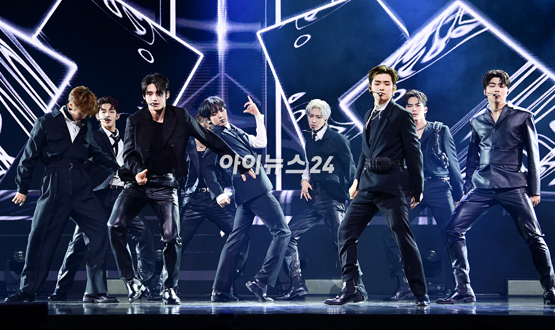 그룹 제로베이스원이 5일 오후 서울 광진구 예스24라이브홀에서 열린 제로베이스원(ZEROBASEONE) 두 번째 미니앨범 '멜팅 포인트'(Melting Point) 발매 기념 쇼케이스에서 타이틀곡 '크러시' 무대를 선보이고 있다. [사진=정소희 기자]