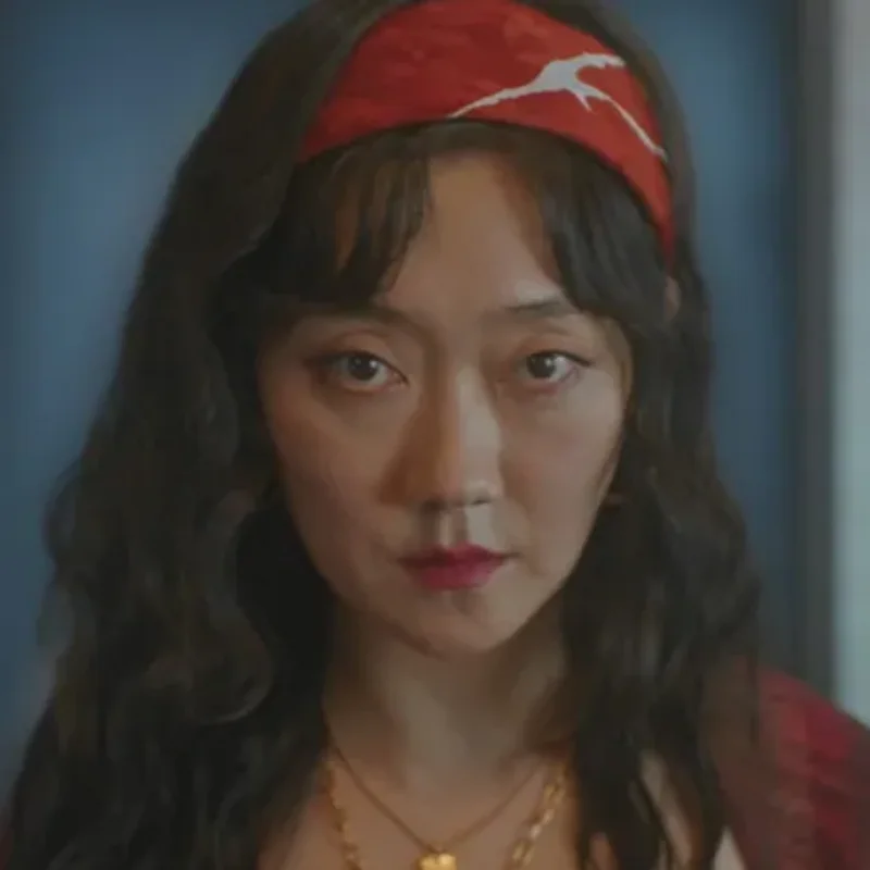 빨강 가디건에 머리엔 빨강 손수건띠를 두르며 무섭게 노려보는 소용없어 거짓말의 카산드라