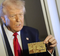 트럼프 영주권 골드카드 신청방법 트럼프가 트럼프 골드카드 들고 있다