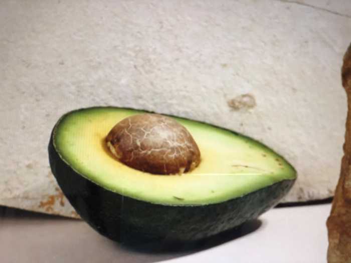 반으로 갈린 아보카도 단면