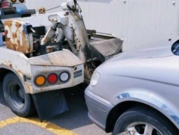 견인-고리를-걸고-이동중인-차량