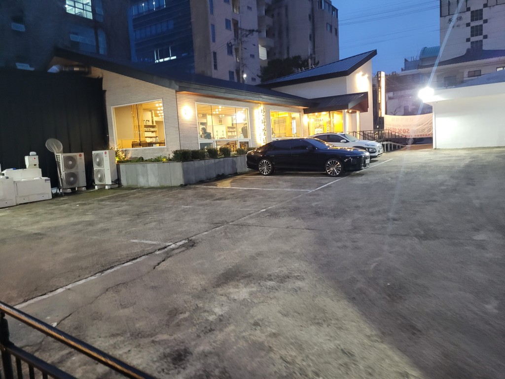 근본 흑돼지 제주공항점 주차 공간 모습