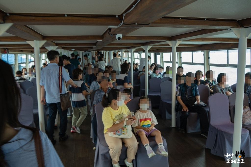 한강 유람선 이크루즈 내부