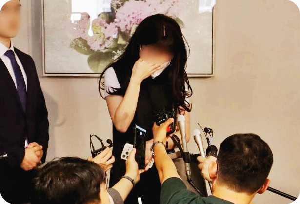 '부산 돌려차기 사건' 2심 공판이 끝난 2023년 6월 12일 피해자 김씨가 심경을 밝히던 모습. [사진=뉴스1]