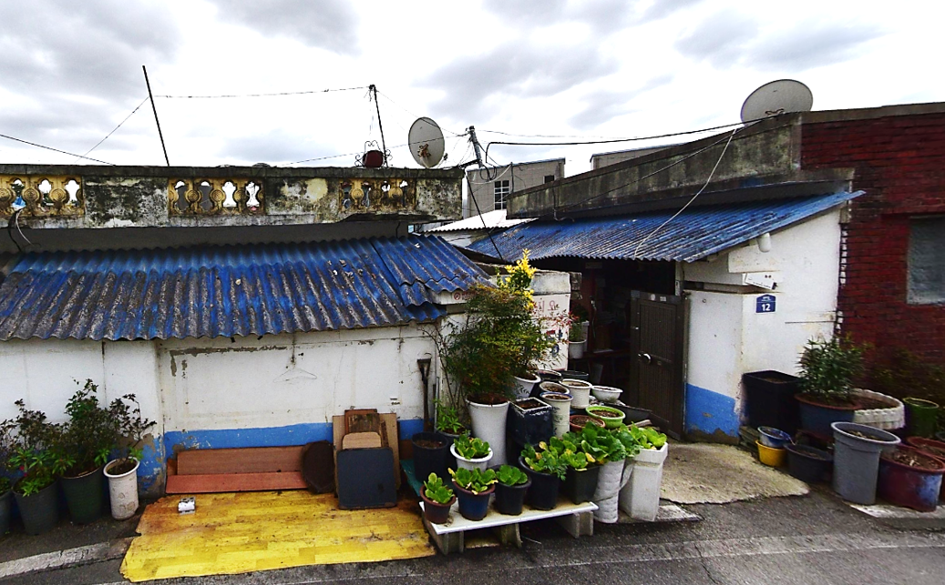 정겨운 시골집 분위기의 한성식당 외관과 정문 입구
