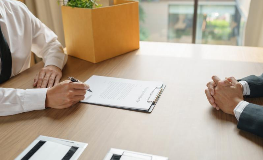 면접을 보고 있는 모습.