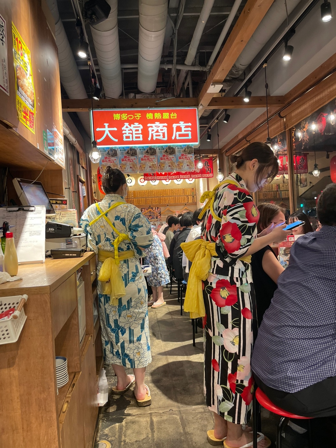 유카타 입은 직원들과 테이블 섹션