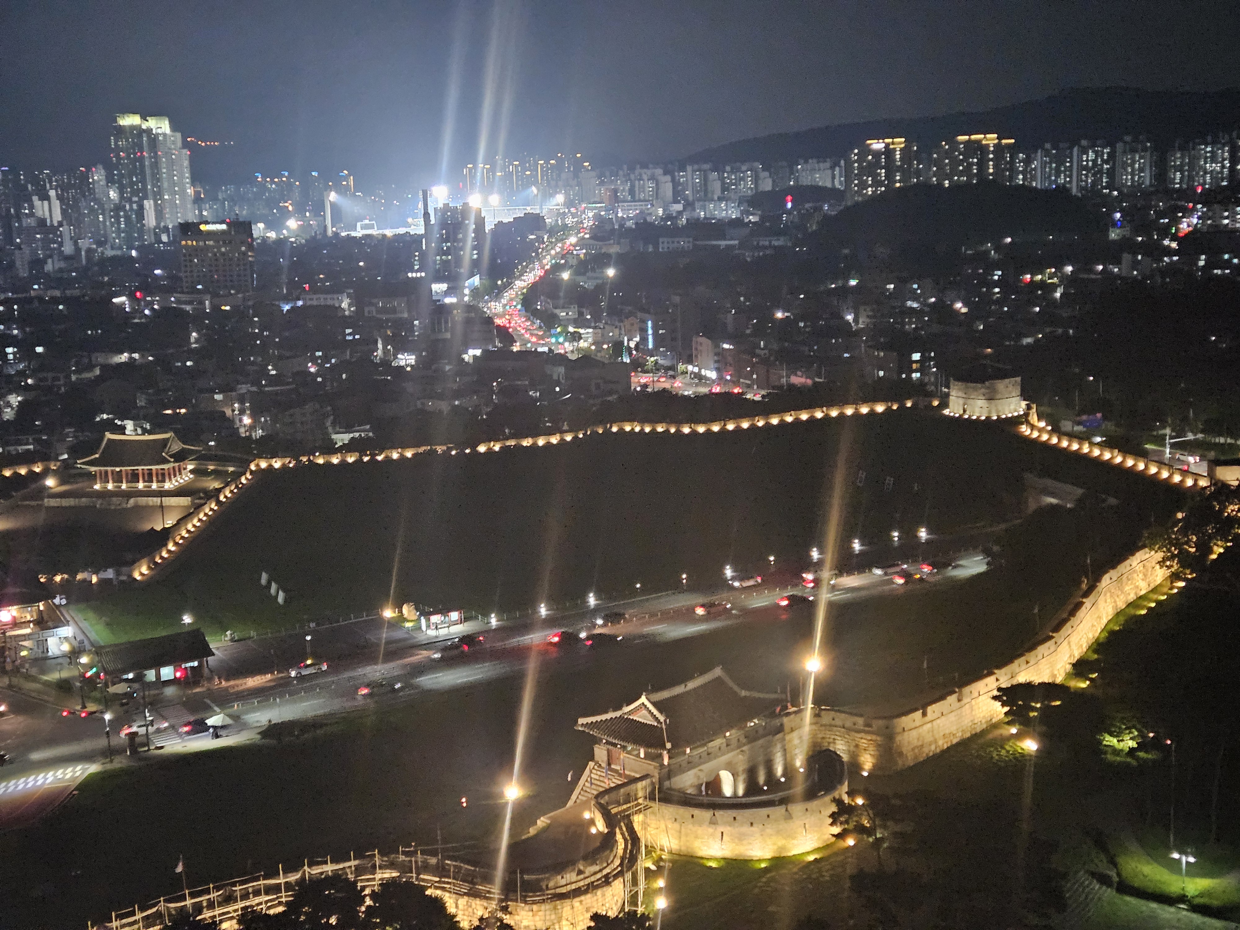 하늘에서 바라본 수원 화성 모습
