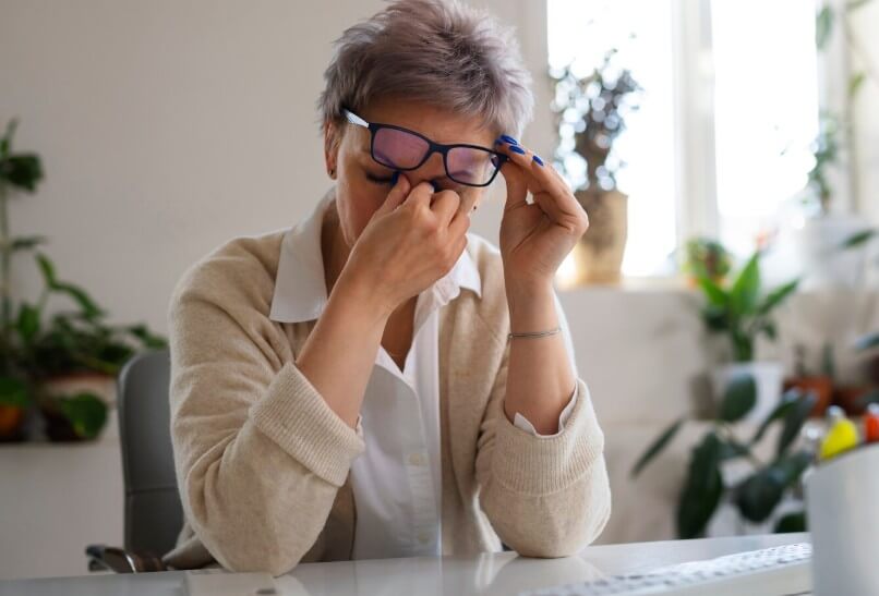 눈이 피로한 할머니