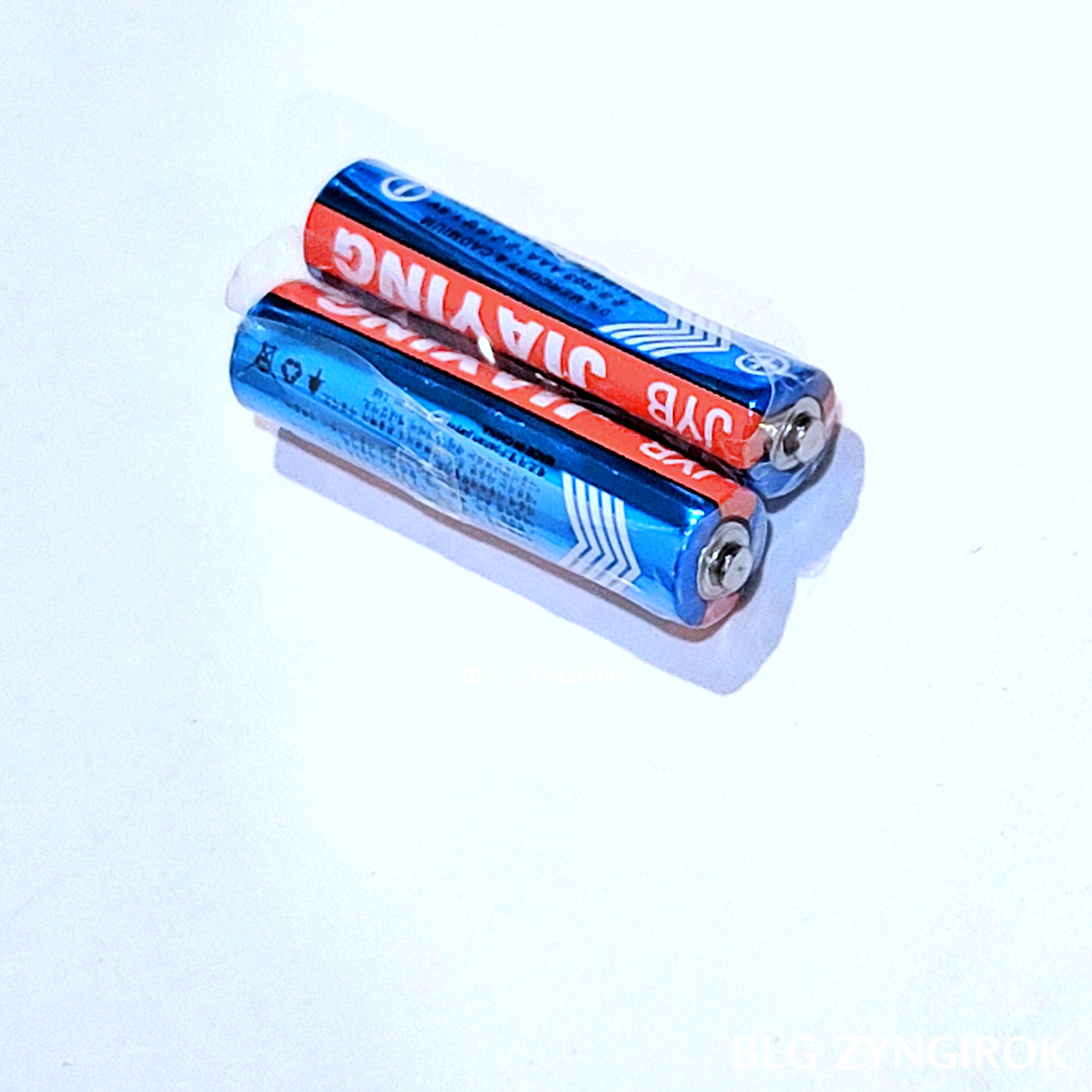 무아스 더 슬림핏 체지방 체중계에 들어있던 건전지가 찌그러져 있는 모습이다.