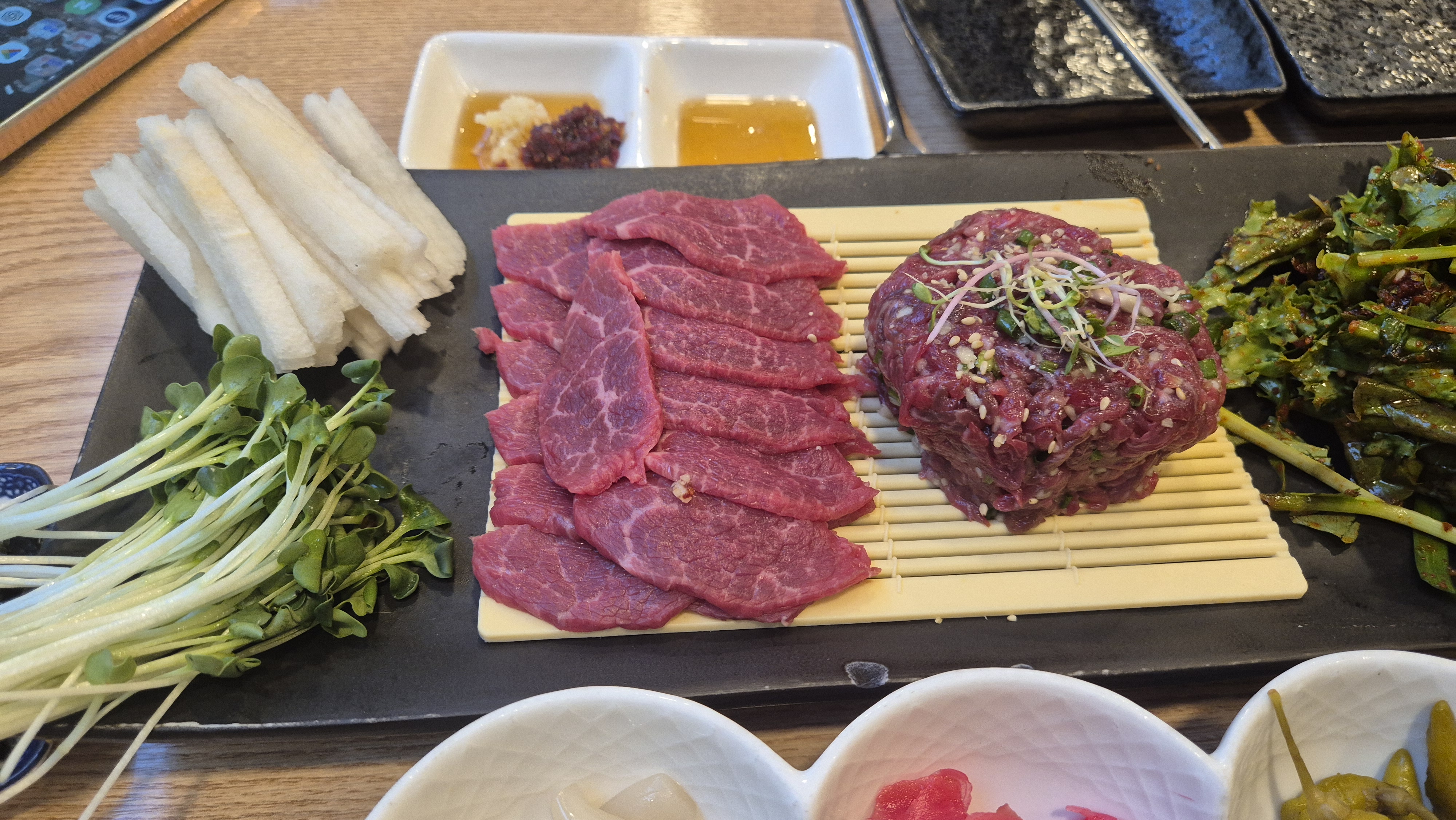 충주 한우 육회 맛집 '더존육회'에서 제공된 육사시미와 양념육회