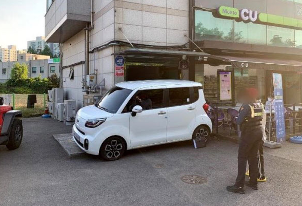 상가 출입구를 막은 차량
