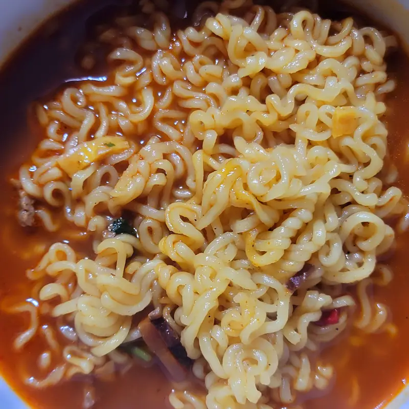 조리가-완성된-신라면-더레드