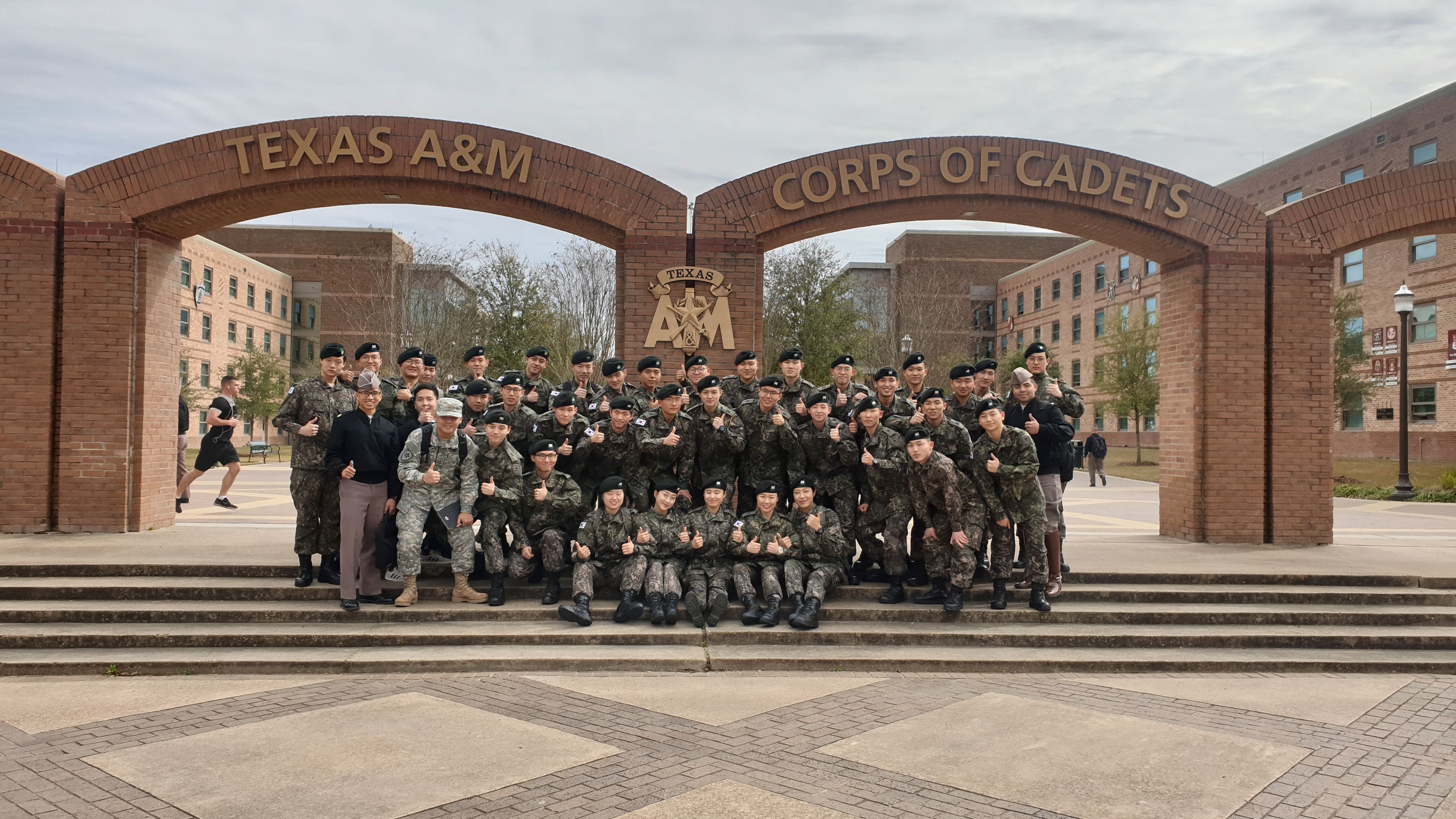 텍사스 A&M 대학교 생도단 기숙사 앞