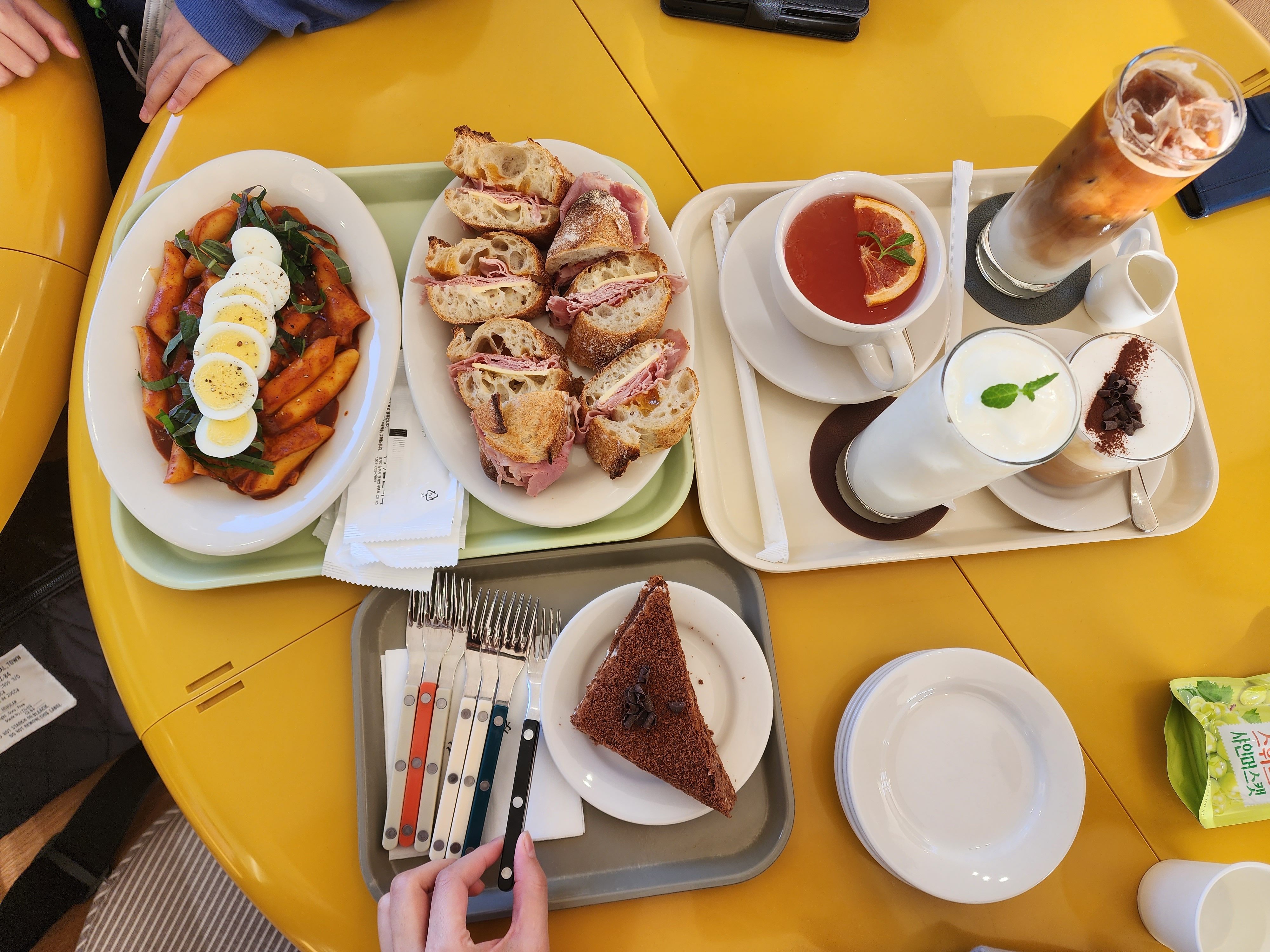 깻잎 떡볶이, 잠봉뵈르, 말렌카 꿀 케이크, 요거트 스무디, 수제 자몽티, 사계 크림 라떼, 카페 라떼