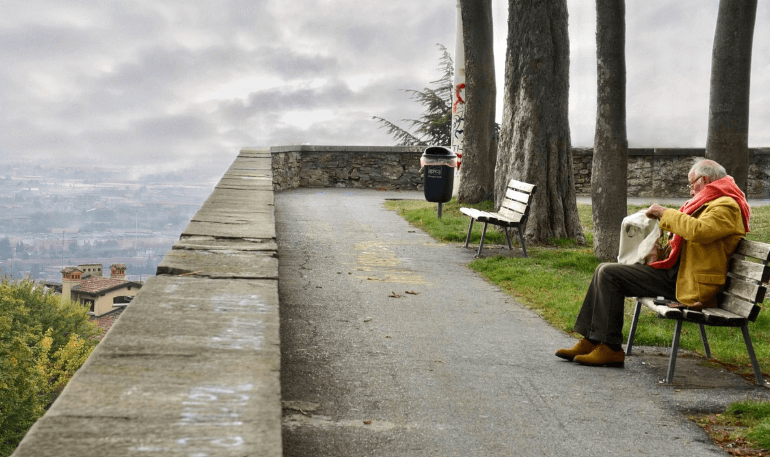 건강하게 장수하는 사람들의 생활 습관, 산책중 벤치에 앉아 휴식하는 노인