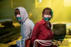 남여가-납치되어-의자에-포승줄로-묶여있고-입은-청테이프가-붙어진-모습