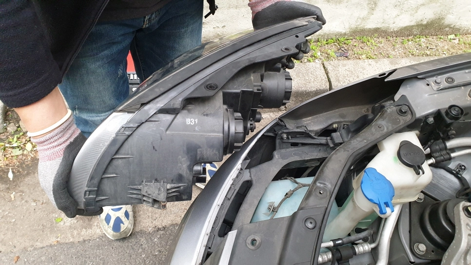 헤드라이트 본체 탈거 모습