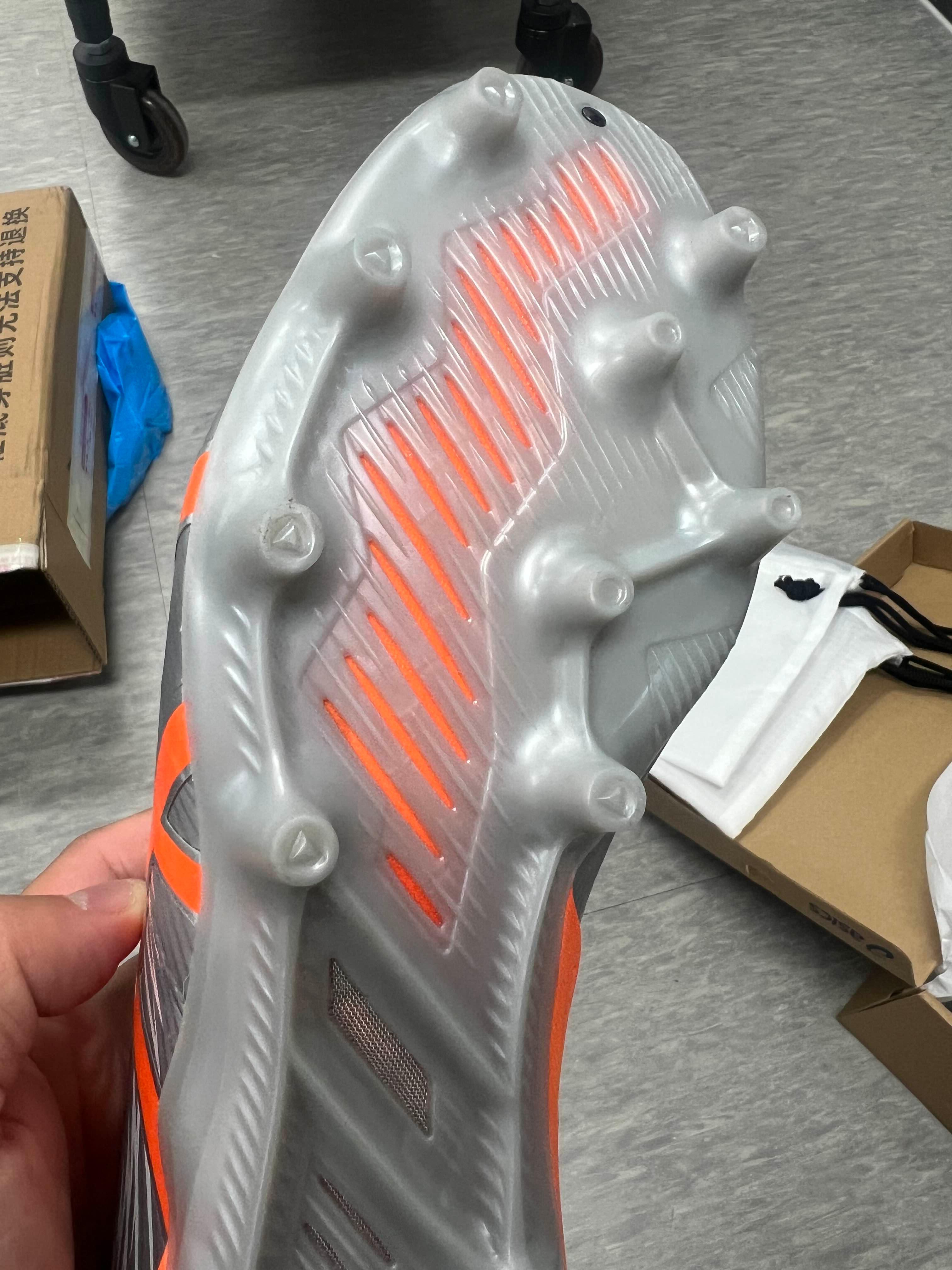 주홍색연구 아식스 스위프트 스트라이크 축구화 소개 이미지