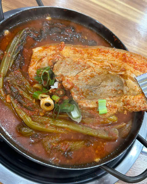 기다려야 제맛 갓김치찌개