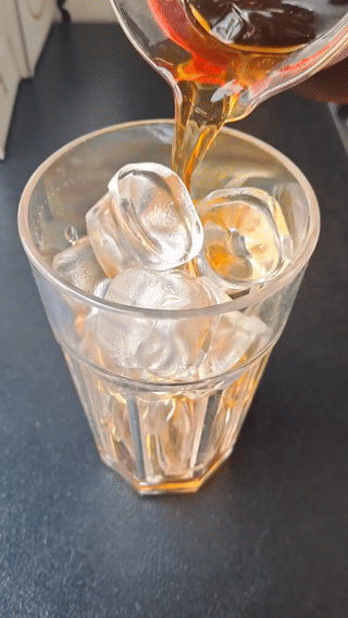 언더락 잔에 드립커피 담다