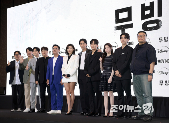 (왼쪽부터)박인제 감독-배우 김희원-김성균-차태현-류승룡-한효주-조인성-이정하-고윤정-김도훈-강풀 작가가 3일 오후 서울 강남구 그랜드 인터컨티넨탈 서울 파르나스에서 진행된 디즈니+ 새 오리지널 시리즈 &#39;무빙&#39; 제작발표회에 참석하고 있다. [사진=정소희 기자]