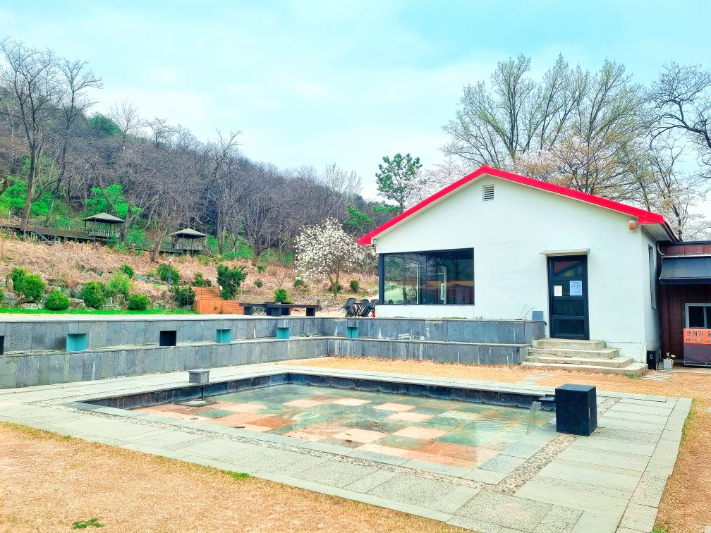 파주가볼만한 곳: 마롱리면사무소 카페, 율곡수목원 근처 정원 카페