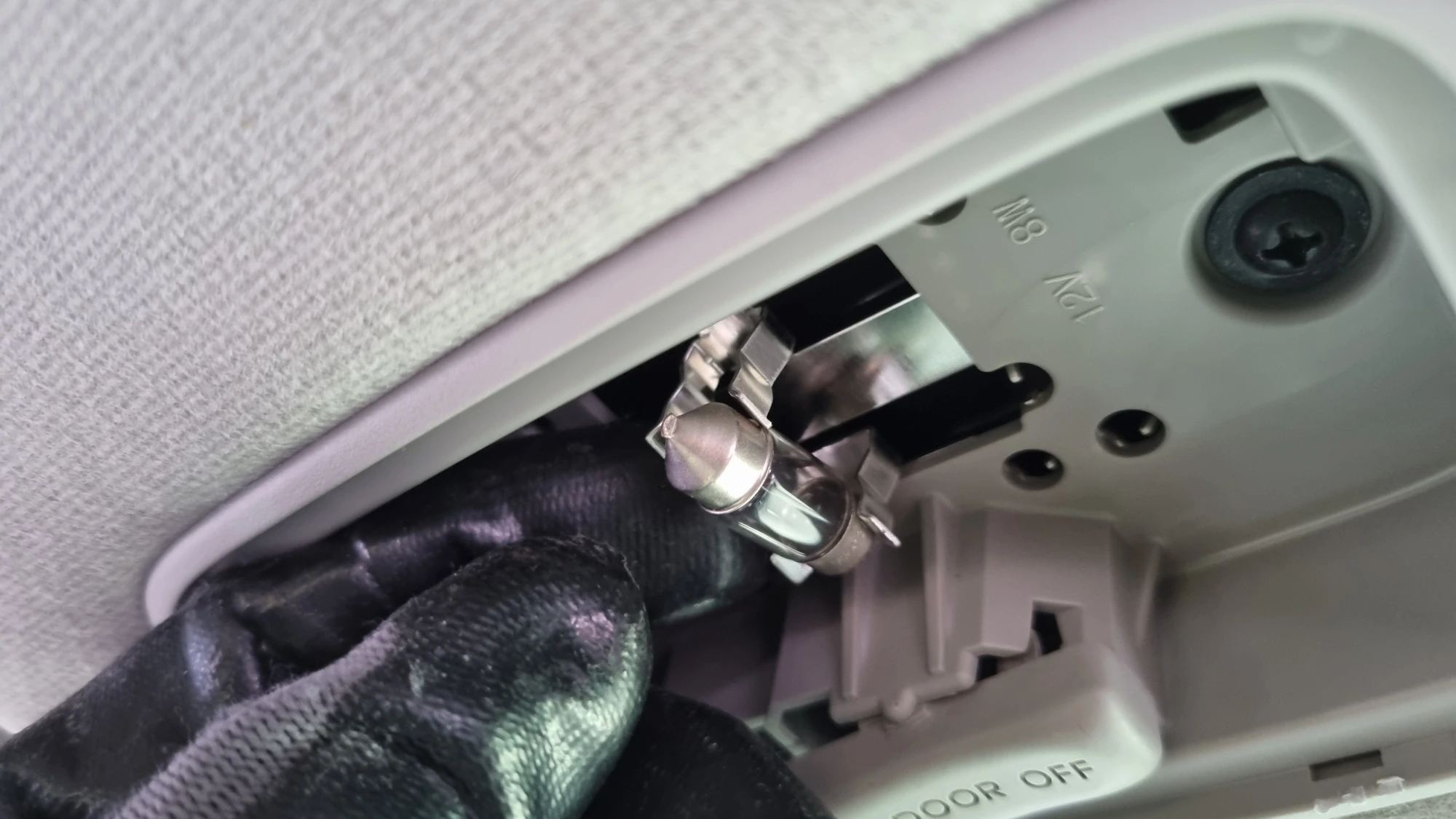 실내등 전구 빼는 모습