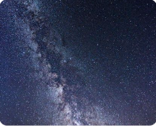 밤하늘 별빛에서 깊은 시간감을 느낄 수 있는 장면