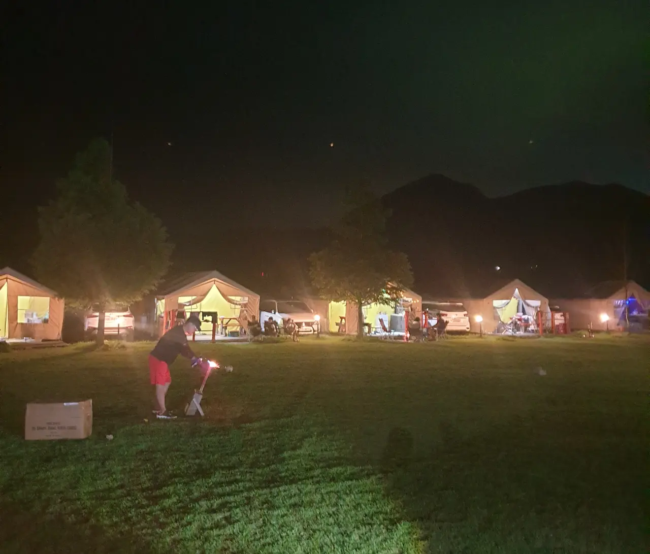 잔디밭-광장에서-불꽃놀이-준비하는-모습