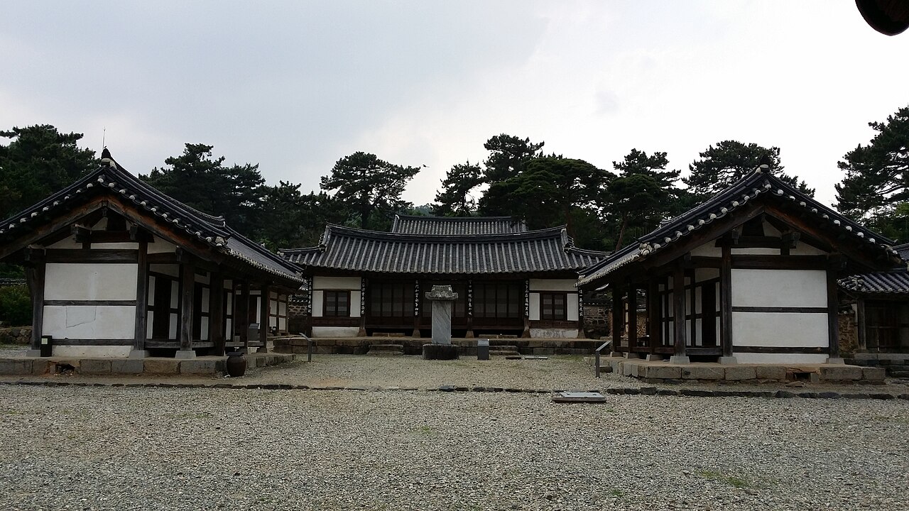 논산 돈암서원 마당과 양성당, 동재와 서재