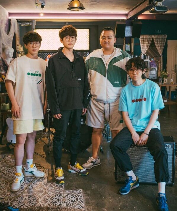 너드커넥션-멤버들이-편한-복장으로-박재현-서영주-신연태는-서-있고-최승원은-앉아-있는-사진