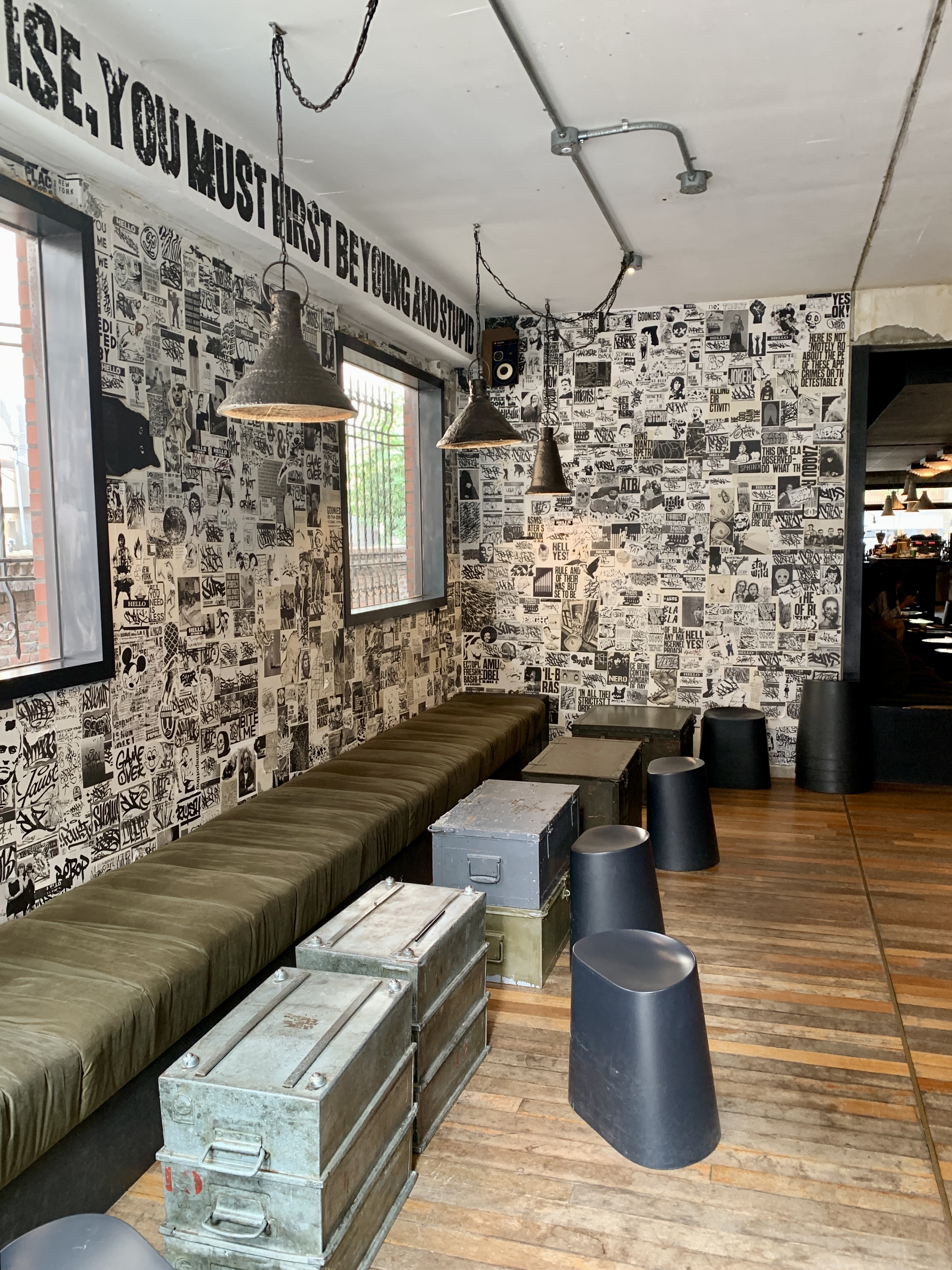 용리단길-힙한카페-할로윈카페-독특한카페-용산카페