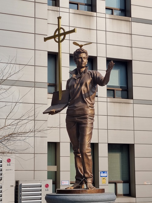 서울대굑 평화방송 건물 앞에 있는 성 카를로 아쿠티스 동상 사진입니다.